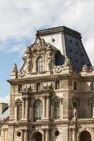 paris - 7 juin - bâtiment du louvre le 7 juin 2012 au musée du louvre, paris, france. avec 8,5 millions de visiteurs annuels, le louvre est régulièrement le musée le plus visité au monde. photo