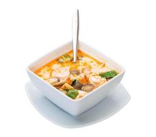 soupe tom yam dans un bol sur fond blanc photo