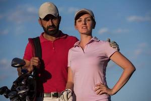 portrait de couple sur un terrain de golf photo