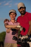 portrait de couple sur un terrain de golf photo