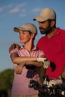 portrait de couple sur un terrain de golf photo