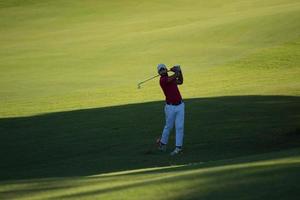 joueur de golf frappant un long coup photo