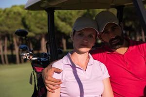 couple en buggy sur un terrain de golf photo