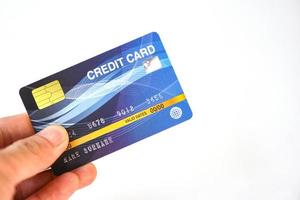 main tenant la carte de crédit sur fond blanc - paiement achats en ligne payer avec la technologie de carte de crédit e wallet concept photo