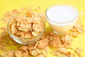 cornflakes avec du lait sur fond jaune, cornflakes bol petit-déjeuner et collation pour un concept d'alimentation saine, petit-déjeuner matinal céréales complètes fraîches photo
