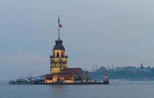 tour de la jeune fille à istanbul photo