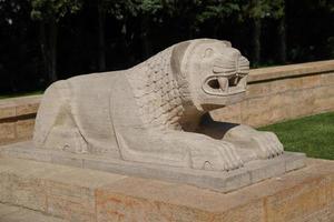 sculpture de lion située sur la route des lions à anitkabir, ankara, turkiye photo