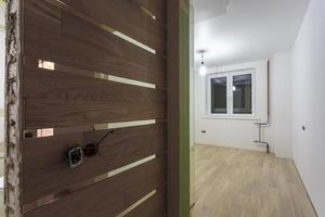 chambre vide non meublée avec un minimum de réparations préparatoires. intérieur aux murs blancs photo