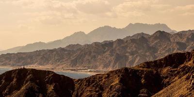 panorama dans la chaîne de montagnes du sinaï egypte semblable aux paysages martiens photo