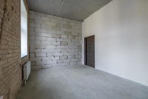 salle blanche vide avec réparation et sans meubles. pièce pour bureau ou magasin photo