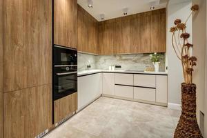 intérieur de la cuisine de luxe moderne dans des studios de style minimaliste avec des couleurs claires et en bois photo