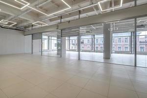 intérieur de salle vide blanc moderne avec colonnes et fenêtres panoramiques. pièce pour bureau ou magasin photo