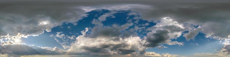 panorama hdri 360 du ciel bleu avec de beaux nuages blancs. panorama harmonieux avec zénith pour une utilisation dans les graphiques 3d ou le développement de jeux en tant que dôme du ciel ou modification d'un tir de drone pour le remplacement du ciel photo