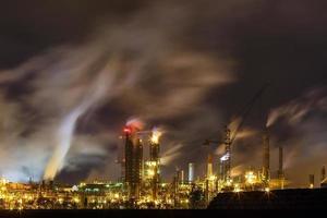 paysage industriel de nuit pollution de l'environnement déchets de la centrale thermique. gros tuyaux de l'usine d'entreprise de l'industrie chimique photo