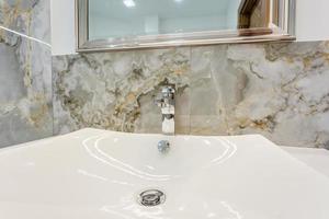 lavabo en métal avec robinet dans une salle de bain chère photo