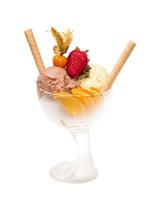yaourt et glace au chocolat dans un bol en gros plan photo