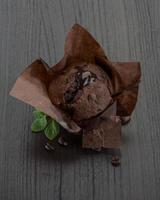 Muffin au chocolat sur fond de bois photo