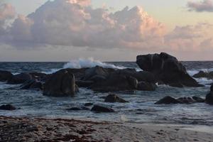 vagues se brisant sur les rochers dans l'océan photo