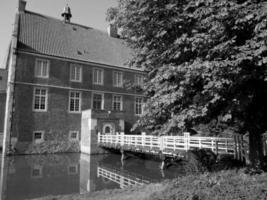 vieux château dans le muensterland allemand photo