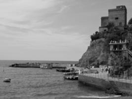 monterosso en italie photo