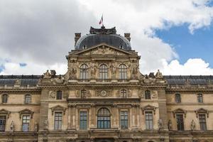 paris - 7 juin - bâtiment du louvre le 7 juin 2012 au musée du louvre, paris, france. avec 8,5 millions de visiteurs annuels, le louvre est régulièrement le musée le plus visité au monde. photo