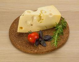 fromage maasdam sur fond de bois photo