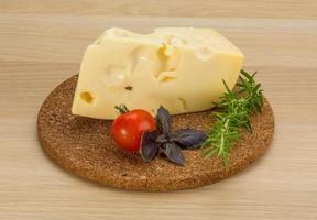 fromage maasdam sur fond de bois photo