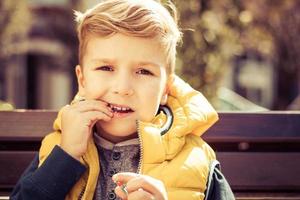 enfant mignon mangeant des bonbons à l'extérieur. photo