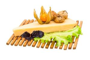 fromage parmesan sur planche de bois et fond blanc photo