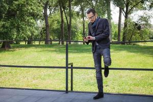 homme d'affaires utilisant un téléphone portable sur une terrasse. photo