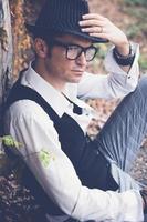 portrait d'un homme élégant et réfléchi avec un chapeau fedora. photo