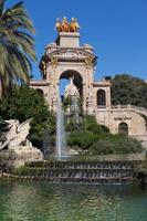 barcelone, espagne, 2022 - fontaine du lac du parc de la ciudadela de barcelone avec quadrige doré d'aurore photo