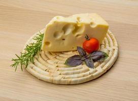 fromage maasdam sur fond de bois photo