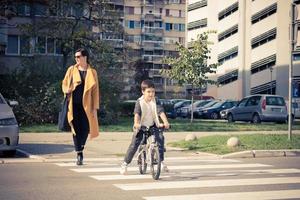 mère et fils traversant la rue. photo