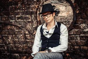 portrait d'un homme pensif avec un chapeau fedora relaxant à l'extérieur. photo