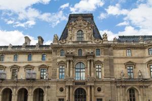 paris - 7 juin - bâtiment du louvre le 7 juin 2012 au musée du louvre, paris, france. avec 8,5 millions de visiteurs annuels, le louvre est régulièrement le musée le plus visité au monde. photo