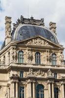 paris - 7 juin - bâtiment du louvre le 7 juin 2012 au musée du louvre, paris, france. avec 8,5 millions de visiteurs annuels, le louvre est régulièrement le musée le plus visité au monde. photo