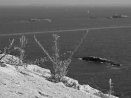 île d'ibiza en mer méditerranée photo