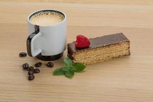 café avec gâteau sur fond de bois photo