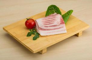 tranches de bacon sur planche de bois photo