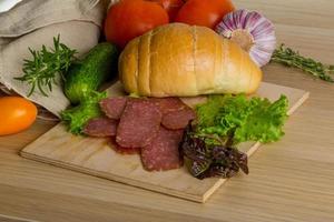 salami sur plaque de bois photo