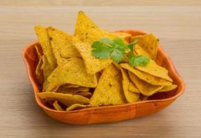 nachos dans un bol sur fond de bois photo