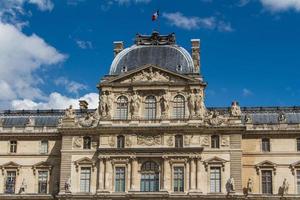 paris - 7 juin - bâtiment du louvre le 7 juin 2012 au musée du louvre, paris, france. avec 8,5 millions de visiteurs annuels, le louvre est régulièrement le musée le plus visité au monde. photo
