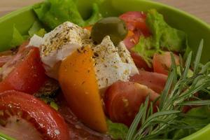 salade grecque dans un bol photo