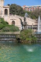 barcelone, espagne, 2022 - fontaine du lac du parc de la ciudadela de barcelone avec quadrige doré d'aurore photo