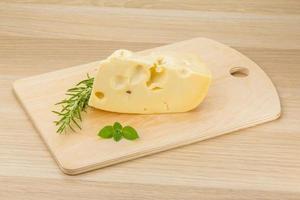 fromage maasdam sur fond de bois photo