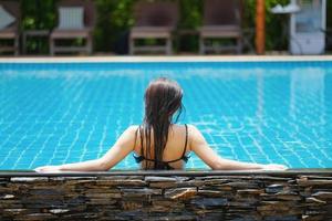 belle femme d'asie du sud-est dans la piscine relaxante. photo