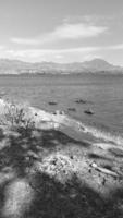 vue en noir et blanc sur la mer et les montagnes photo