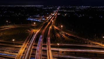sur l'autoroute de la ville la nuit - vue à vol d'oiseau - drone - vue de dessus photo