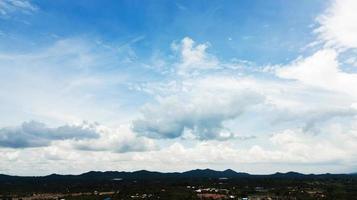 ciel bleu avec des nuages blancs photo